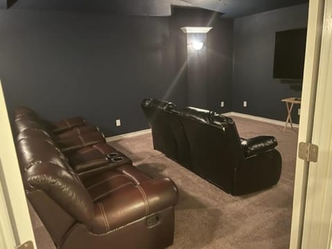 7-BR, H. Thea., near attrns -St2 House in San Antonio