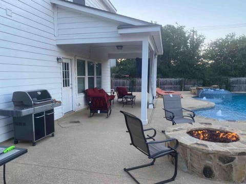 Lxry 5 BR, Large Heated Pool and Spa, Fire Pit (Al) Villa in San Antonio