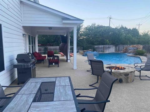 Lxry 5 BR, Large Heated Pool and Spa, Fire Pit (Al) Villa in San Antonio