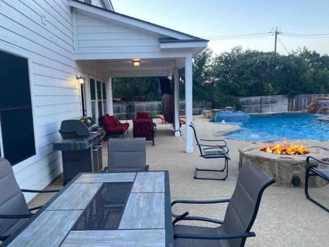 Lxry 5 BR, Large Heated Pool and Spa, Fire Pit (Al) Villa in San Antonio