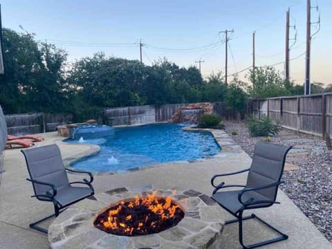 Lxry 5 BR, Large Heated Pool and Spa, Fire Pit (Al) Villa in San Antonio