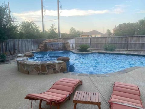 Lxry 5 BR, Large Heated Pool and Spa, Fire Pit (Al) Villa in San Antonio