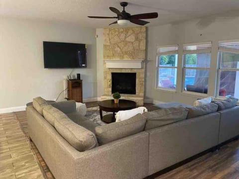 Lush, spacious 5-bdr near attrns Villa in San Antonio