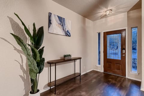 Lxry 4 BR, near attrns (St1) House in San Antonio