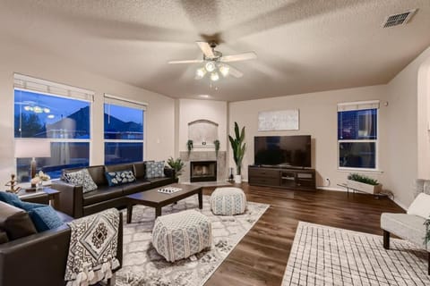 Lxry 4 BR, near attrns (St1) House in San Antonio