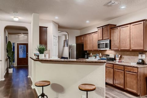 Lxry 4 BR, near attrns (St1) House in San Antonio