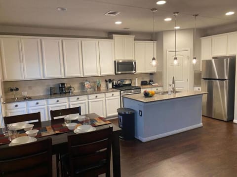 Lush 4BR, Large Bckyd, Hot Tub (Tal) House in San Antonio