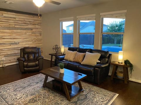 Lush 4BR, Large Bckyd, Hot Tub (Tal) House in San Antonio