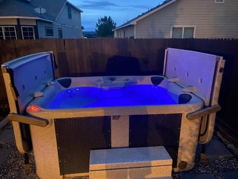 Lxry 4 BR Bckyd, Pool, Hot Tub near attrctns (Tal.) Villa in San Antonio