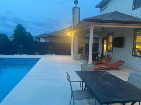 Lxry 4 BR Bckyd, Pool, Hot Tub near attrctns (Tal.) Villa in San Antonio
