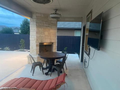 Lxry 4 BR Bckyd, Pool, Hot Tub near attrctns (Tal.) Villa in San Antonio