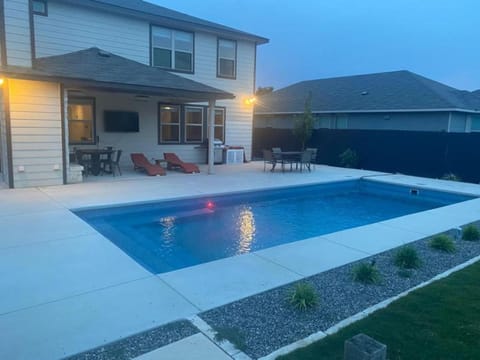 Lxry 4 BR Bckyd, Pool, Hot Tub near attrctns (Tal.) Villa in San Antonio