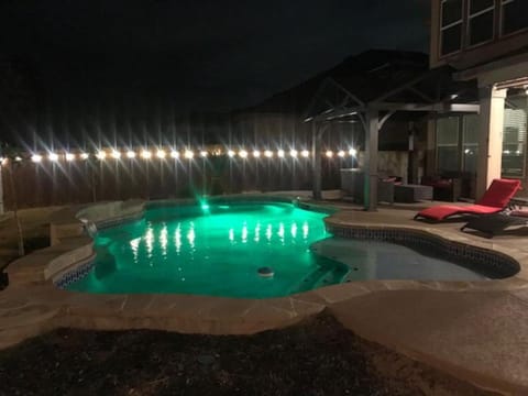 Luxury 4 BR home with Pool near attractions (Cobbl.) Villa in San Antonio