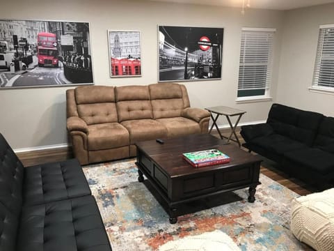 Luxury 4 BR home with Pool near attractions (Cobbl.) Villa in San Antonio