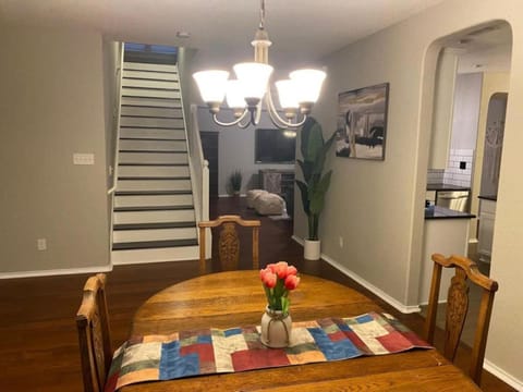 Luxury 4 BR home with Pool near attractions (Cobbl.) Villa in San Antonio