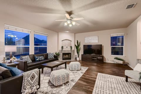 Lxry 4 BR, Heated Pool, Spa, near attrns (St1) Villa in San Antonio