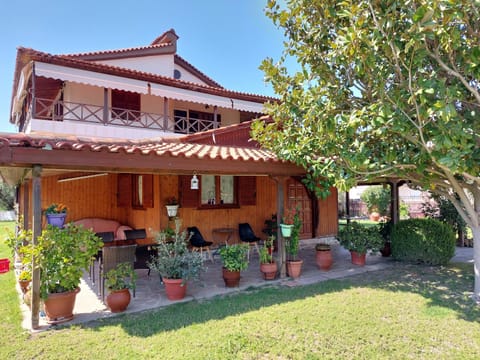 Property building, Patio, Day, Garden, Garden view