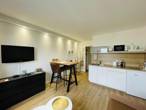 Coffee/tea facilities, Dining area