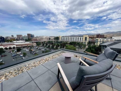 Balcony/Terrace, City view, Mountain view