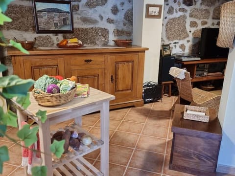 Kitchen or kitchenette, Living room, Food and drinks, Seating area