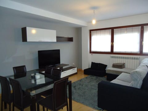 Communal lounge/ TV room, TV and multimedia, Dining area
