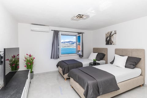 TV and multimedia, Living room, Sea view, air conditioner