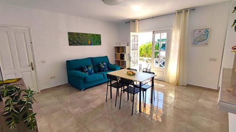 Communal lounge/ TV room, Balcony/Terrace