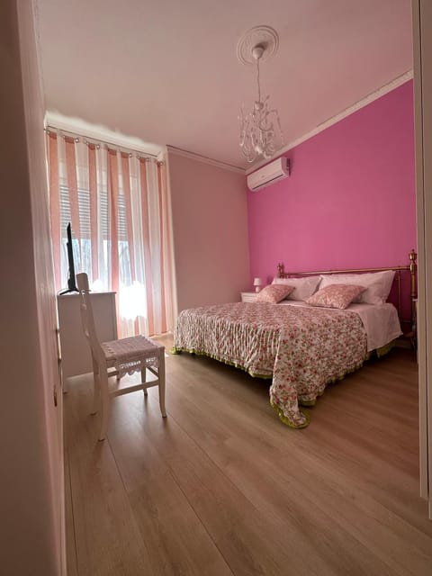 Bed, Photo of the whole room, Decorative detail, Bedroom