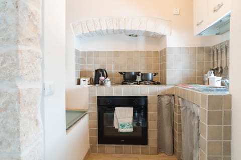 Coffee/tea facilities, Kitchen or kitchenette, stove