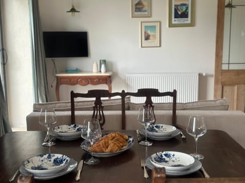 Living room, Food and drinks, Seating area, Dining area