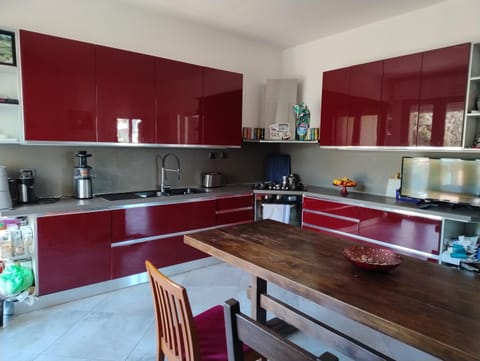 5 Terre Italian Delight Red Apartment in La Spezia