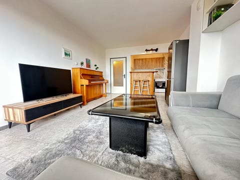 Communal lounge/ TV room, TV and multimedia, Kitchen or kitchenette, Living room, Seating area, Evening entertainment