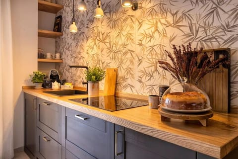 Kitchen or kitchenette, Food and drinks, Food, minibar