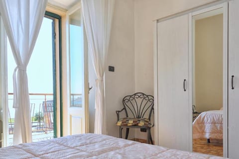 Photo of the whole room, Bedroom, wardrobe