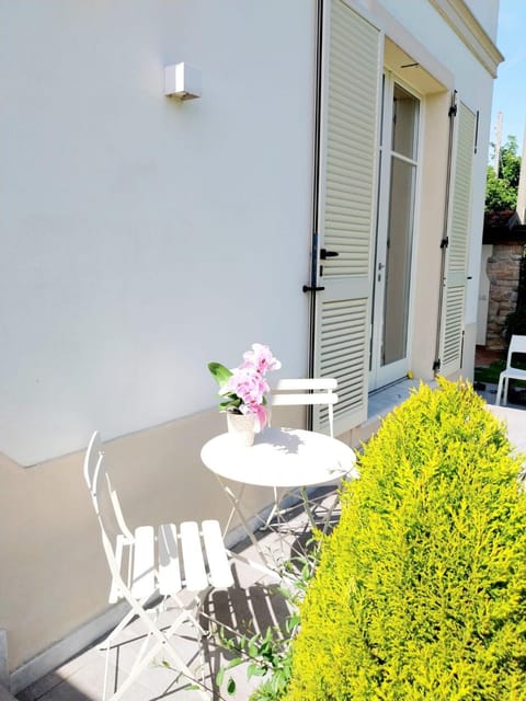 BEE HOME Bed and Breakfast in Carrara