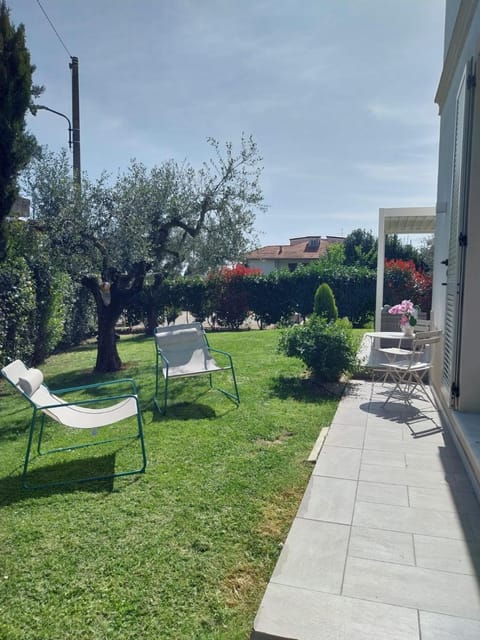 BEE HOME Bed and Breakfast in Carrara