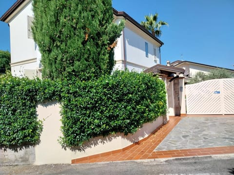 BEE HOME Bed and Breakfast in Carrara