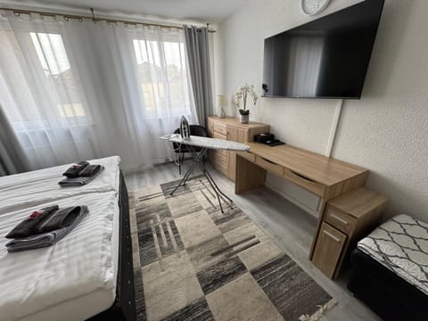 Bed, TV and multimedia, Photo of the whole room, Bedroom, towels