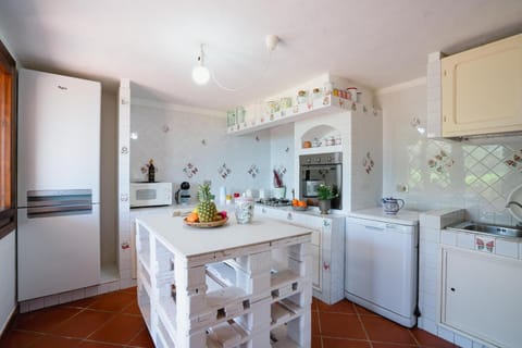 Kitchen or kitchenette, Dining area, dishwasher, oven, stove, toaster