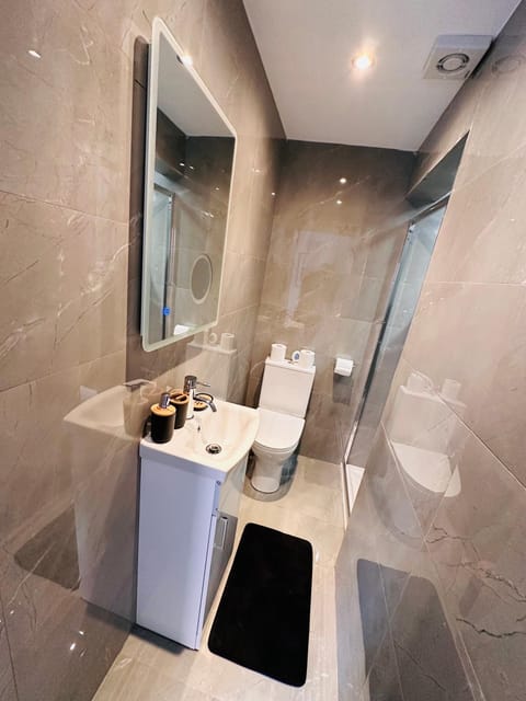 Newly renovated Private Self contained Room in Selly Oak Birmingham with bathroom shared between two rooms R1 Bed and Breakfast in Birmingham