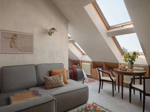 Seating area, Dining area