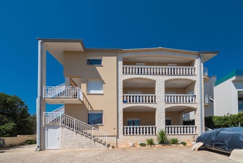 Property building, Patio, Facade/entrance, Balcony/Terrace