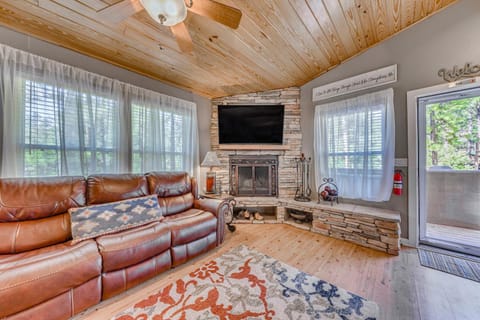 Ruidoso Mountain Cabin with Deck, 1 Mi to Hiking Cabin in Ruidoso