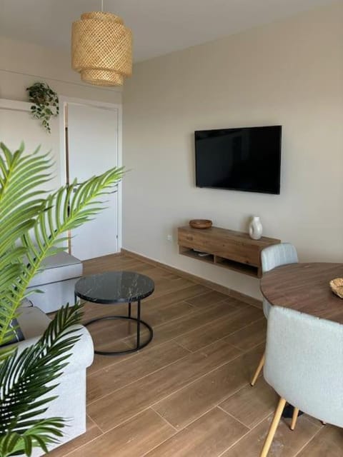 TV and multimedia, Living room, Seating area, Evening entertainment