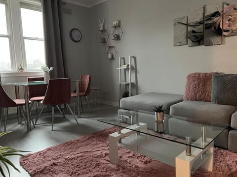 Stunning 2 Bedroom Flat Next to Victoria Hospital Apartment in Kirkcaldy