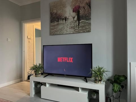 Stunning 2 Bedroom Flat Next to Victoria Hospital Apartment in Kirkcaldy