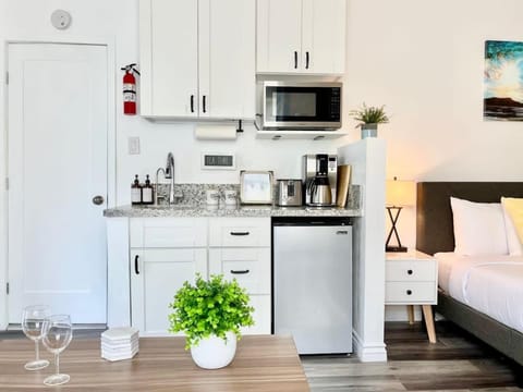 Hidden King Suite with Garden Parking - 4 Guest House in La Mesa