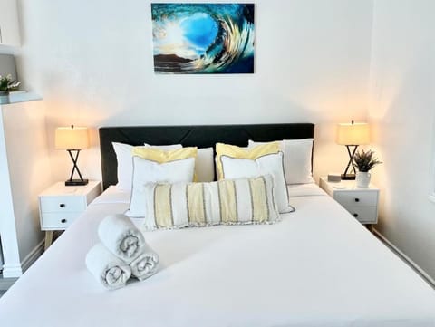 Hidden King Suite with Garden Parking - 4 Guest House in La Mesa