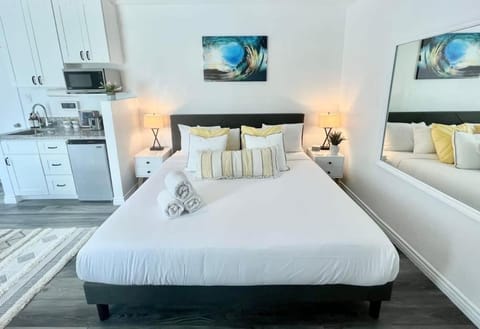 Hidden King Suite with Garden Parking - 4 Guest House in La Mesa