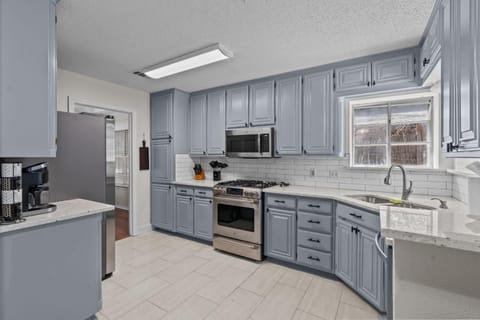 Kitchen or kitchenette, dishwasher, oven